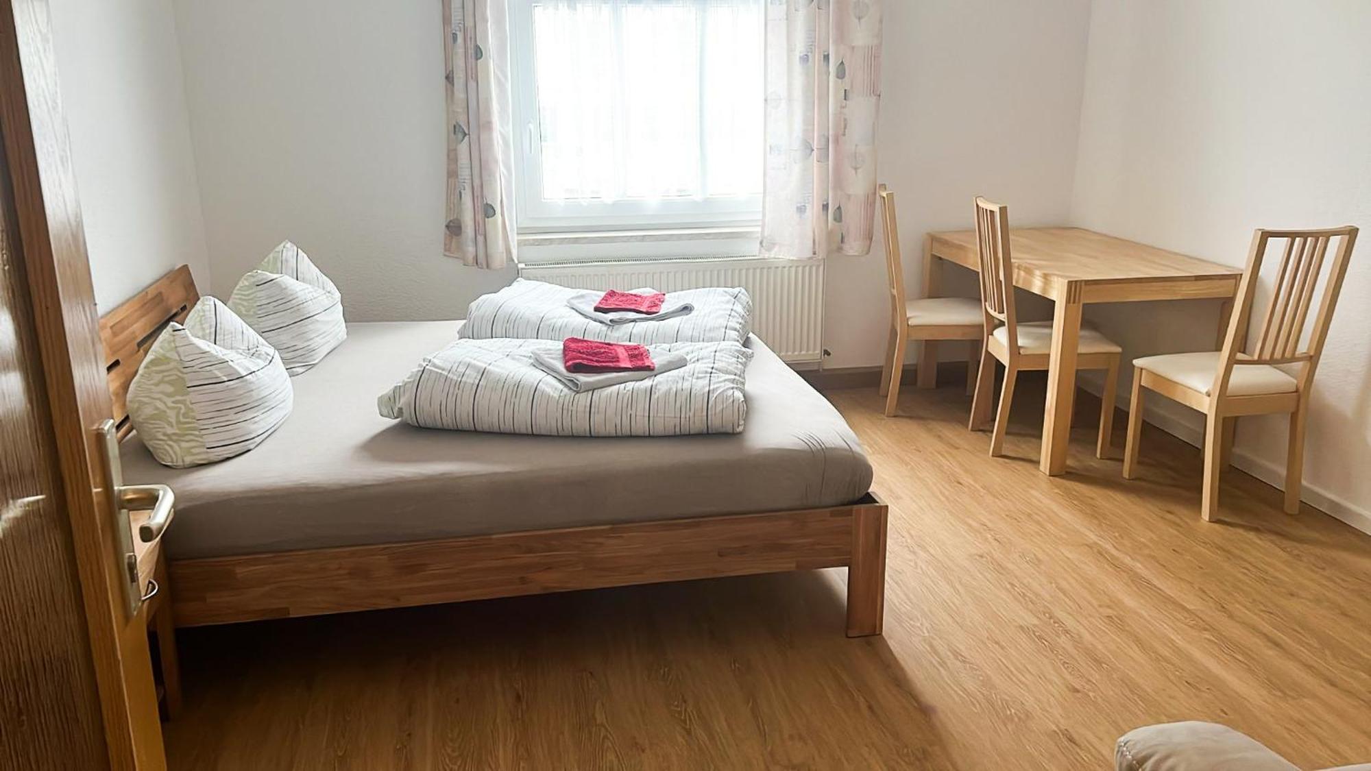 Grosse & Voll Ausgestattete Apartments, Studios, Doppelzimmer, Workspace, Parkplatz, Netflix, Prime & Schnelles Wifi In Ruhiger Lage Mit Garten Рудольштадт Номер фото