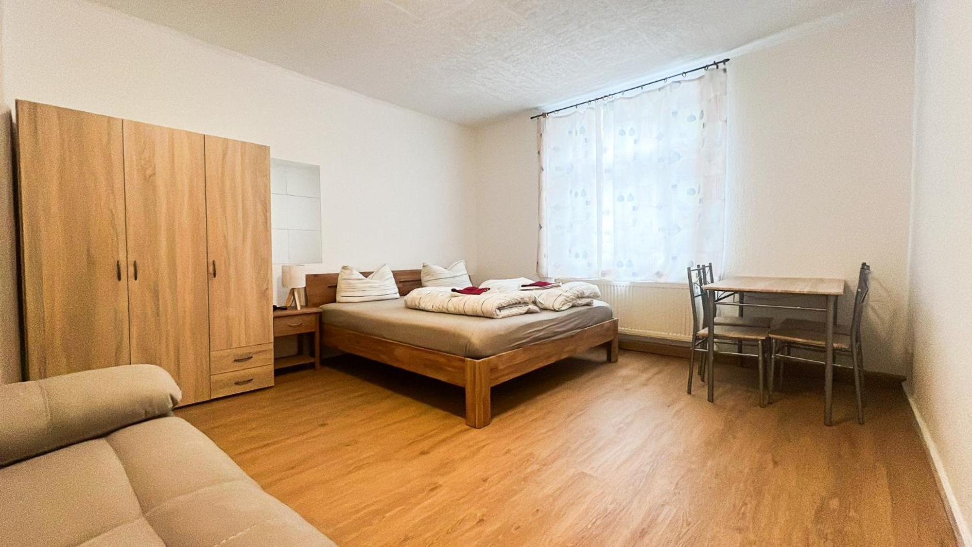 Grosse & Voll Ausgestattete Apartments, Studios, Doppelzimmer, Workspace, Parkplatz, Netflix, Prime & Schnelles Wifi In Ruhiger Lage Mit Garten Рудольштадт Номер фото