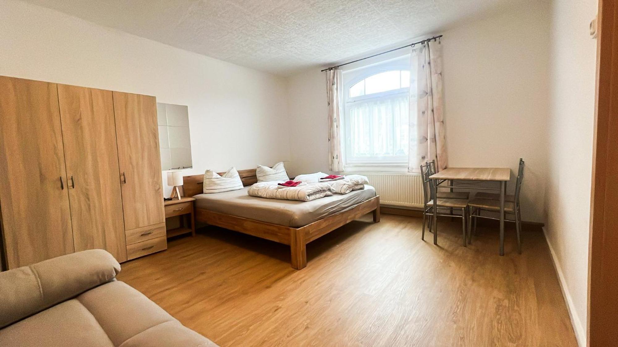 Grosse & Voll Ausgestattete Apartments, Studios, Doppelzimmer, Workspace, Parkplatz, Netflix, Prime & Schnelles Wifi In Ruhiger Lage Mit Garten Рудольштадт Номер фото